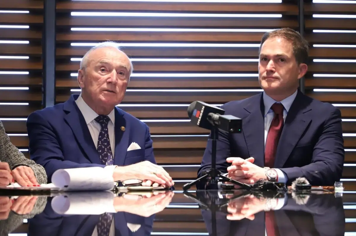 El ex jefe de la policía de Nueva York, Los Ángeles y Boston William Bratton y el alcalde de Álvaro Obregón, Javier López Casarín. El ex jefe de la policía de Nueva York, Los Ángeles y Boston William Bratton y el alcalde de Álvaro Obregón, Javier López Casarín.